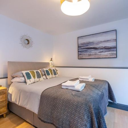Modern Apt Near Gardens With Large Decking Area - Vivre Retreats Bournemouth Exteriér fotografie